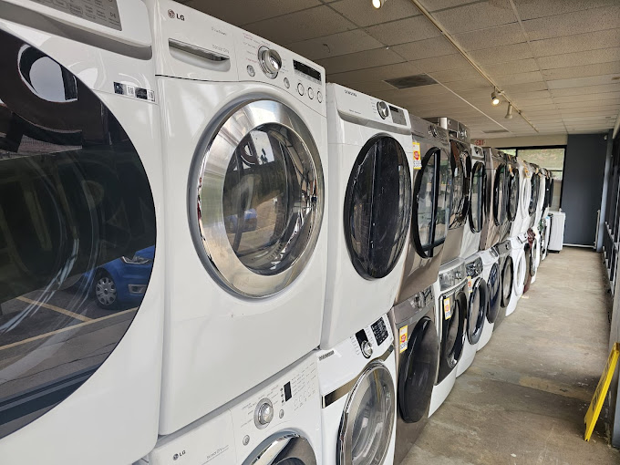 A row of washing machines sitting next to each other
